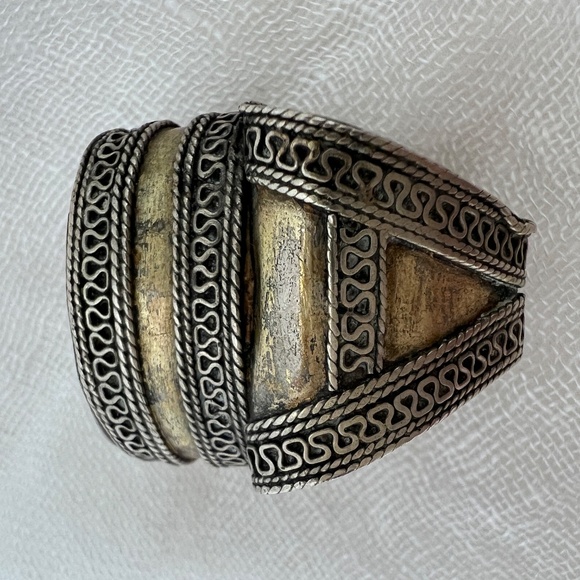 Antique Afghan Tribal Carnelian Saddle Ring – 19th‑20th C. Heart‑Shaped Band - Picture 4 of 13